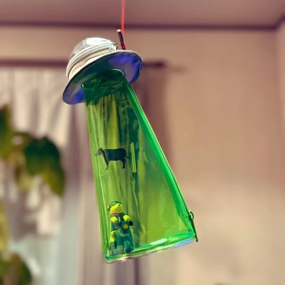 

Прозрачный пластиковый пенал в форме НЛО