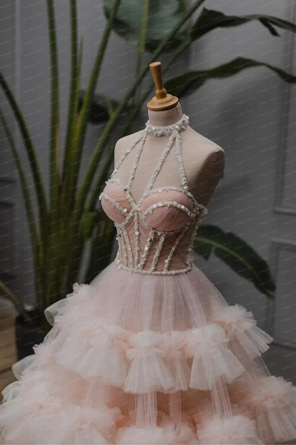 Женское платье с высоким воротником блестками и бисером розовое бальное из тюля