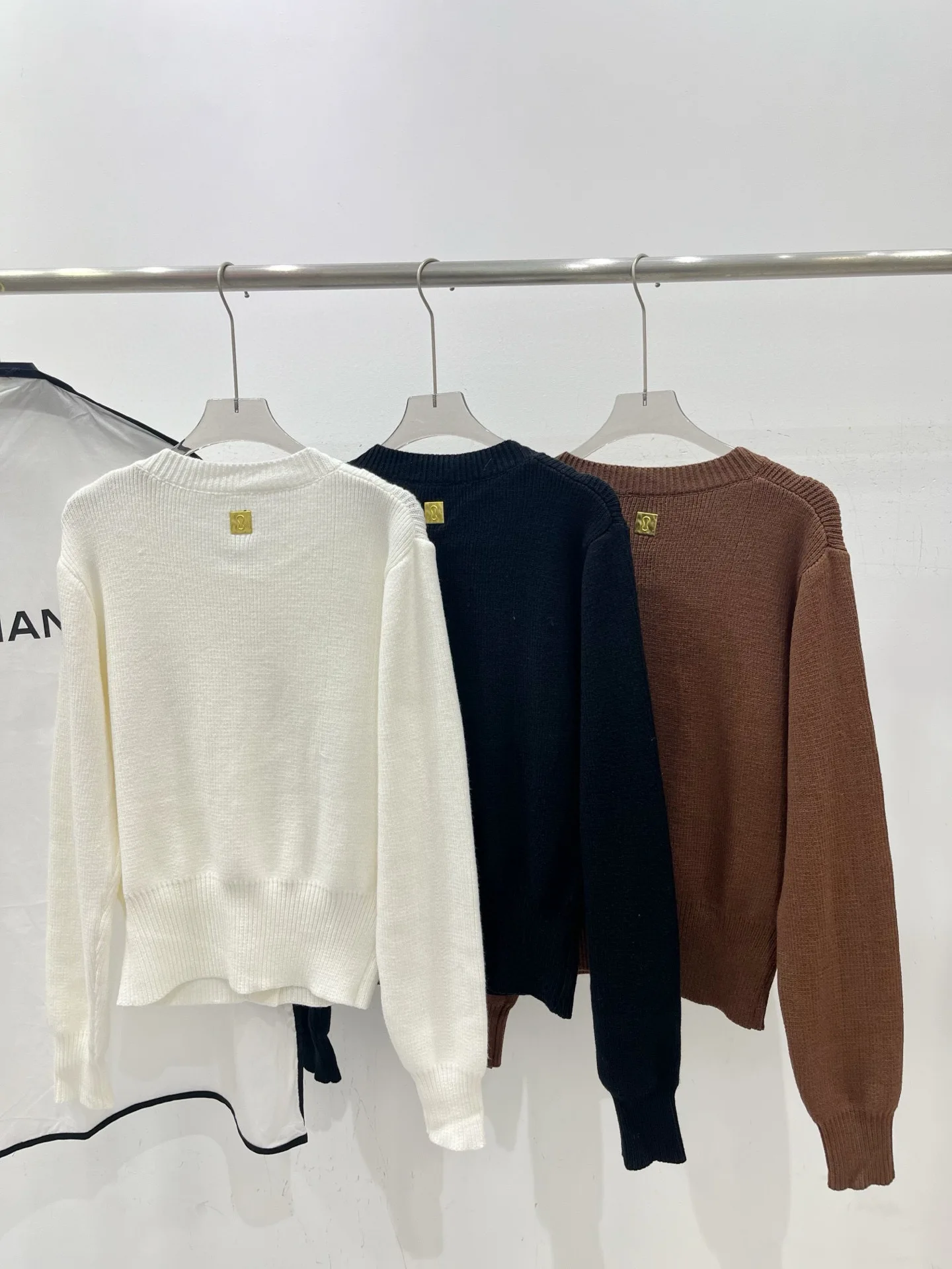 Фото Женский кардиган High Street: новая осенняя коллекция, модный, элегантный, с асимметричной застежкой и круглым вырезом №2