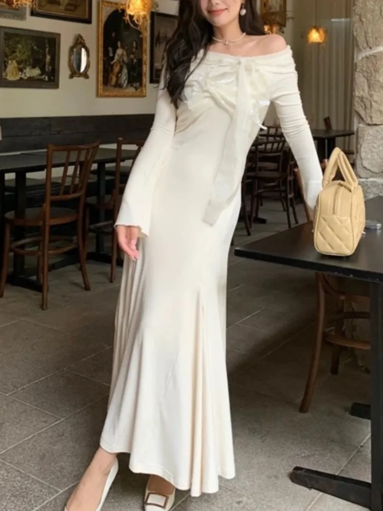 Женское облегающее платье с открытыми плечами длинное белое винтажное вырезом