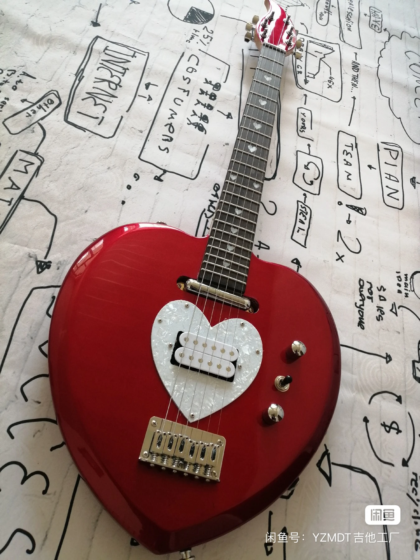 

Красное сердечко, древесина с сердечником цветущего персика, самая продаваемая гитара, серебряные аксессуары, гарантия качества, инвентарь гитары