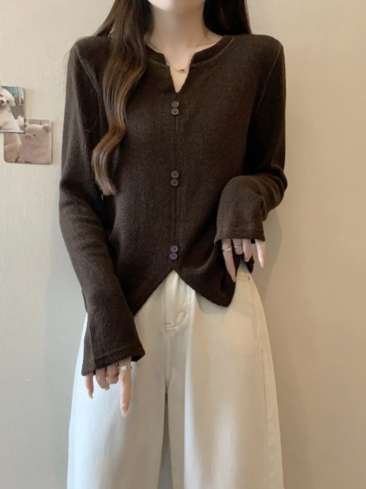 Серая вязаная женская рубашка с v-образным вырезом и длинными рукавами осень зима