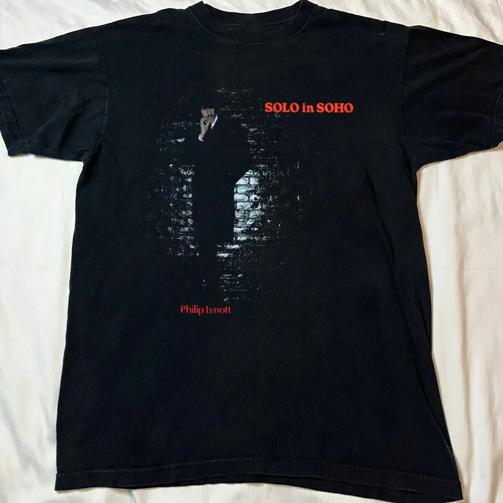Фото Футболка Phil Lynott Solo In Soho из черного хлопка, размер S-5XL, CL68, винтажная, с эффектом потертости, дизайнерская одежда, универсальная, повседневная, эластичная, мягкая, мужская. №1