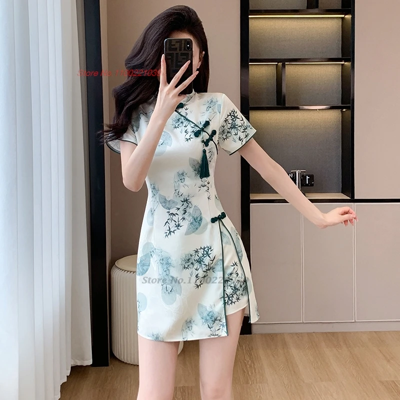 Ципао с национальным цветочным принтом