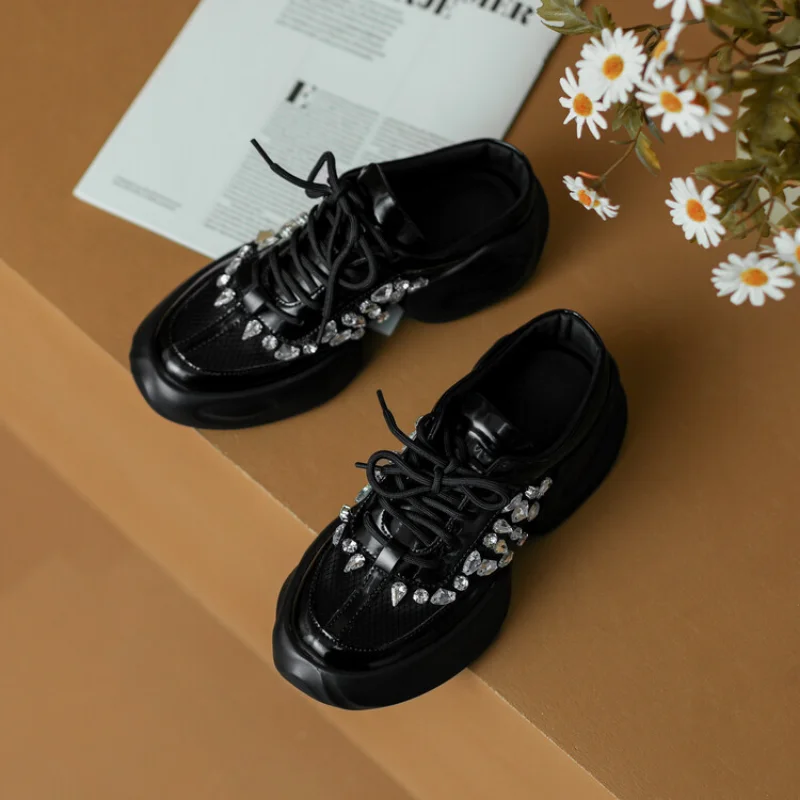 

Женские кроссовки со шнуровкой, на плоской подошве