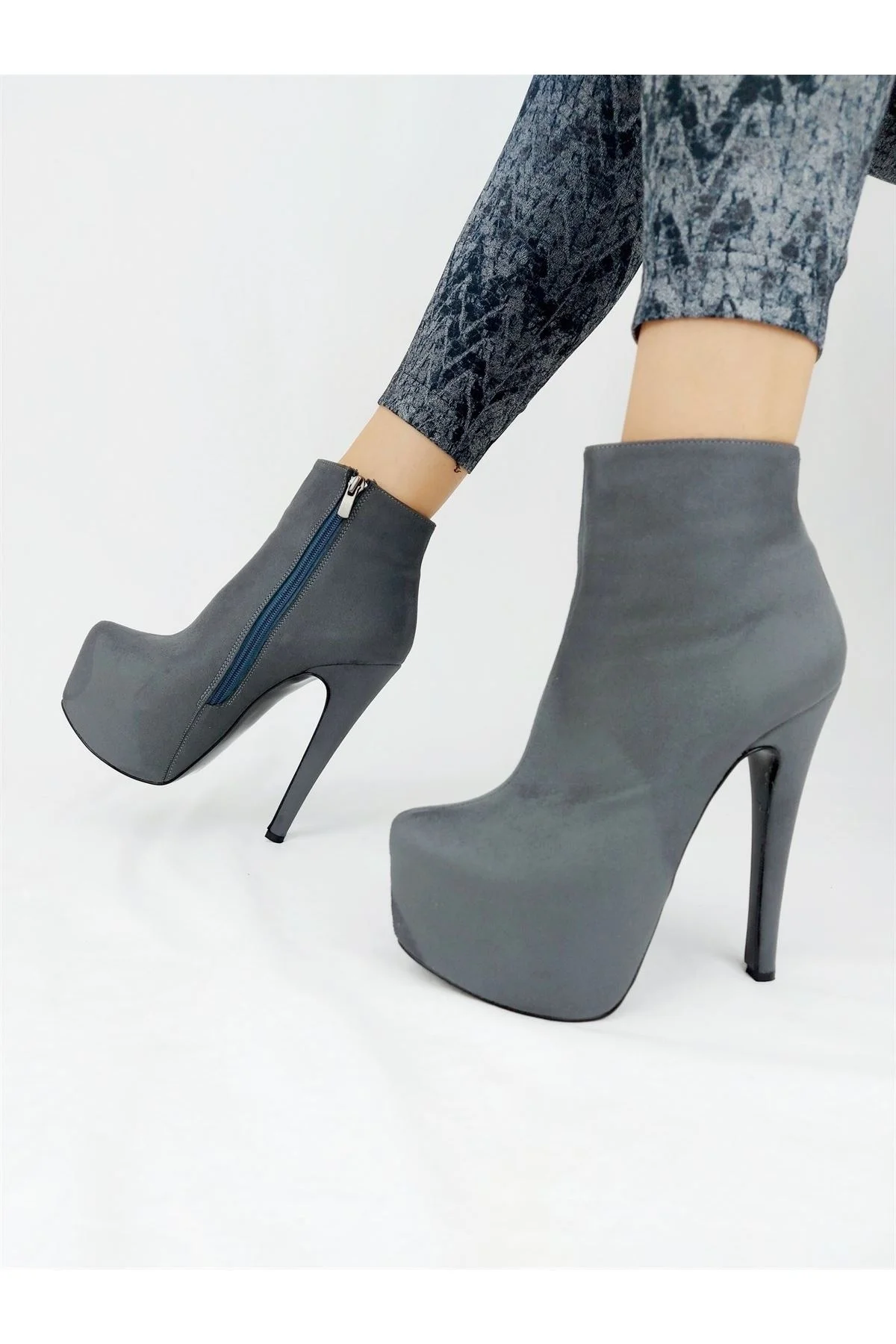 

Tailstock Gray Suede High-Heeled Boots