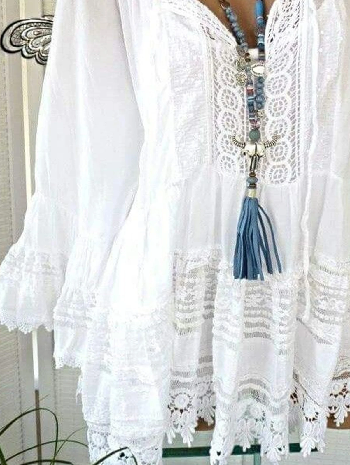 Женская шифоновая блузка с V-образным вырезом и украшением