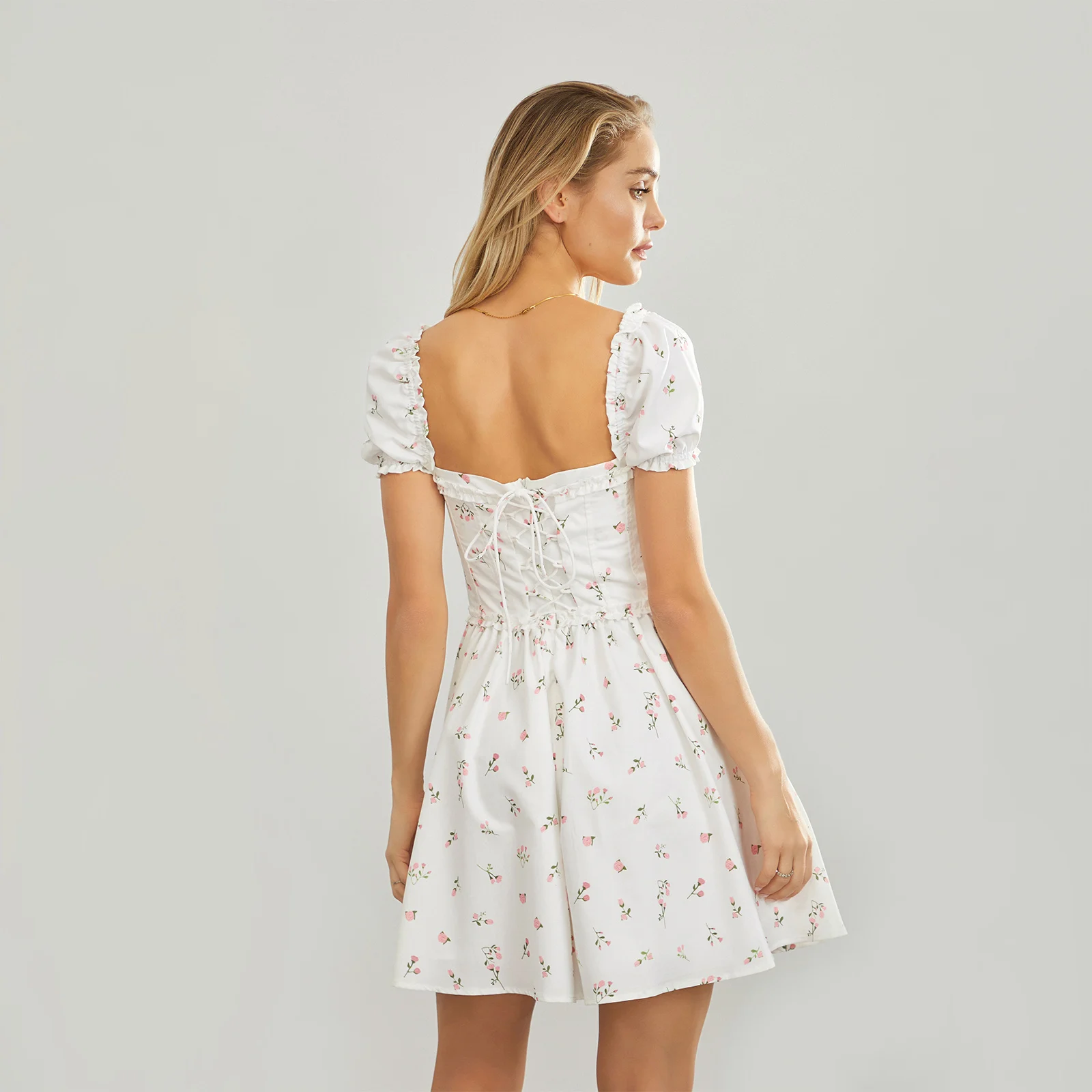 Женское платье с оборками и цветочным рисунком