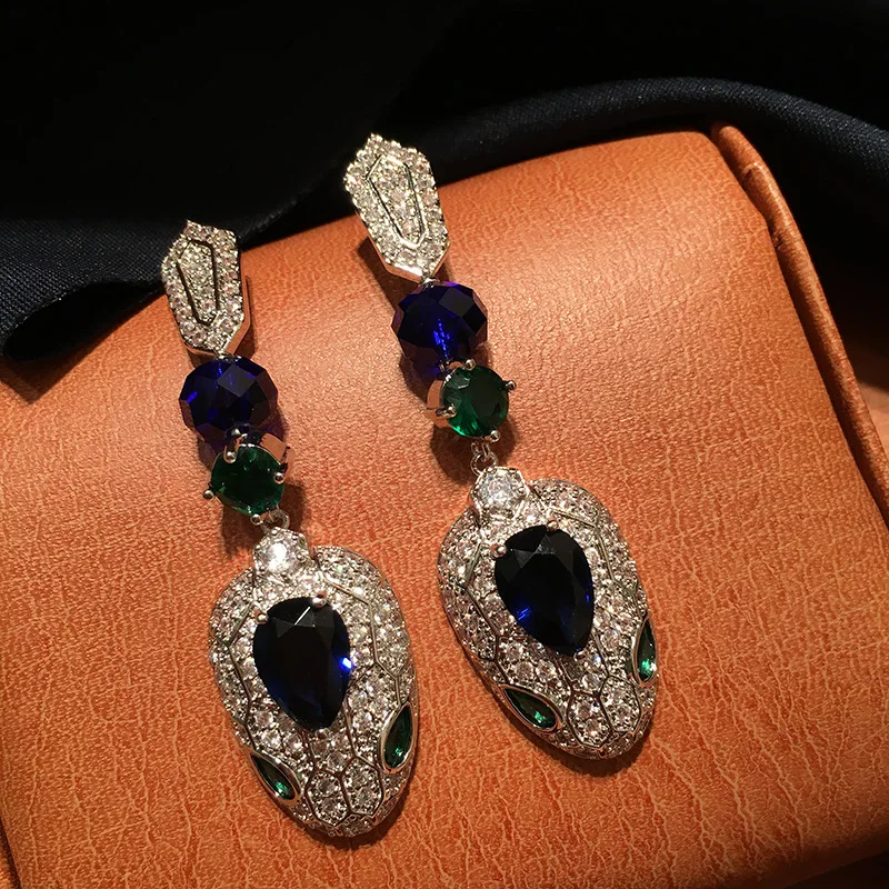 

EEuropean and American cold air with crystal snake-shaped earrings Female round snakehead earrings