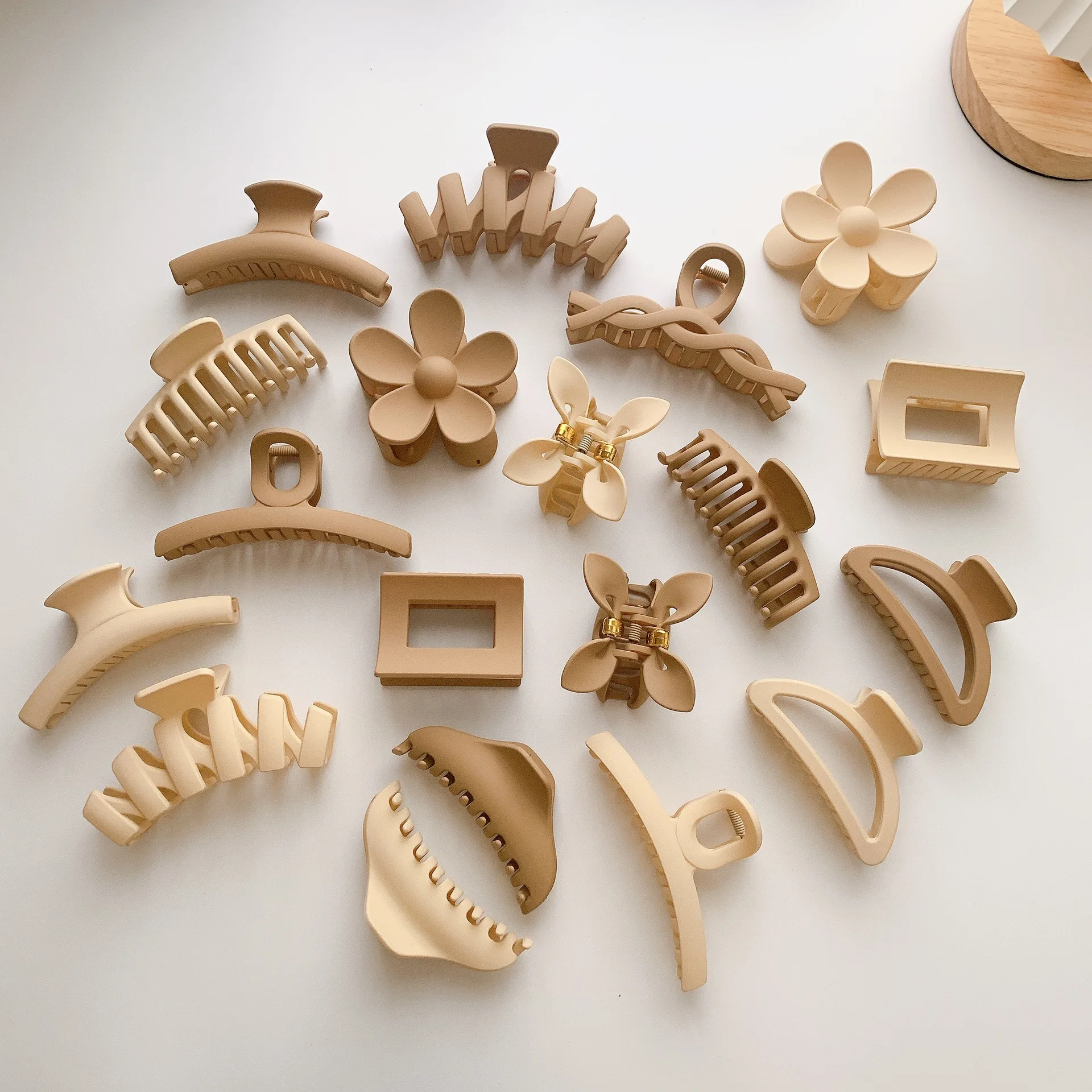 

Hair Accessories for Women Milk Tea Color Grip Simple Temperament Twist Barrettes small Hairclip Barrettes Geometric Barrettes