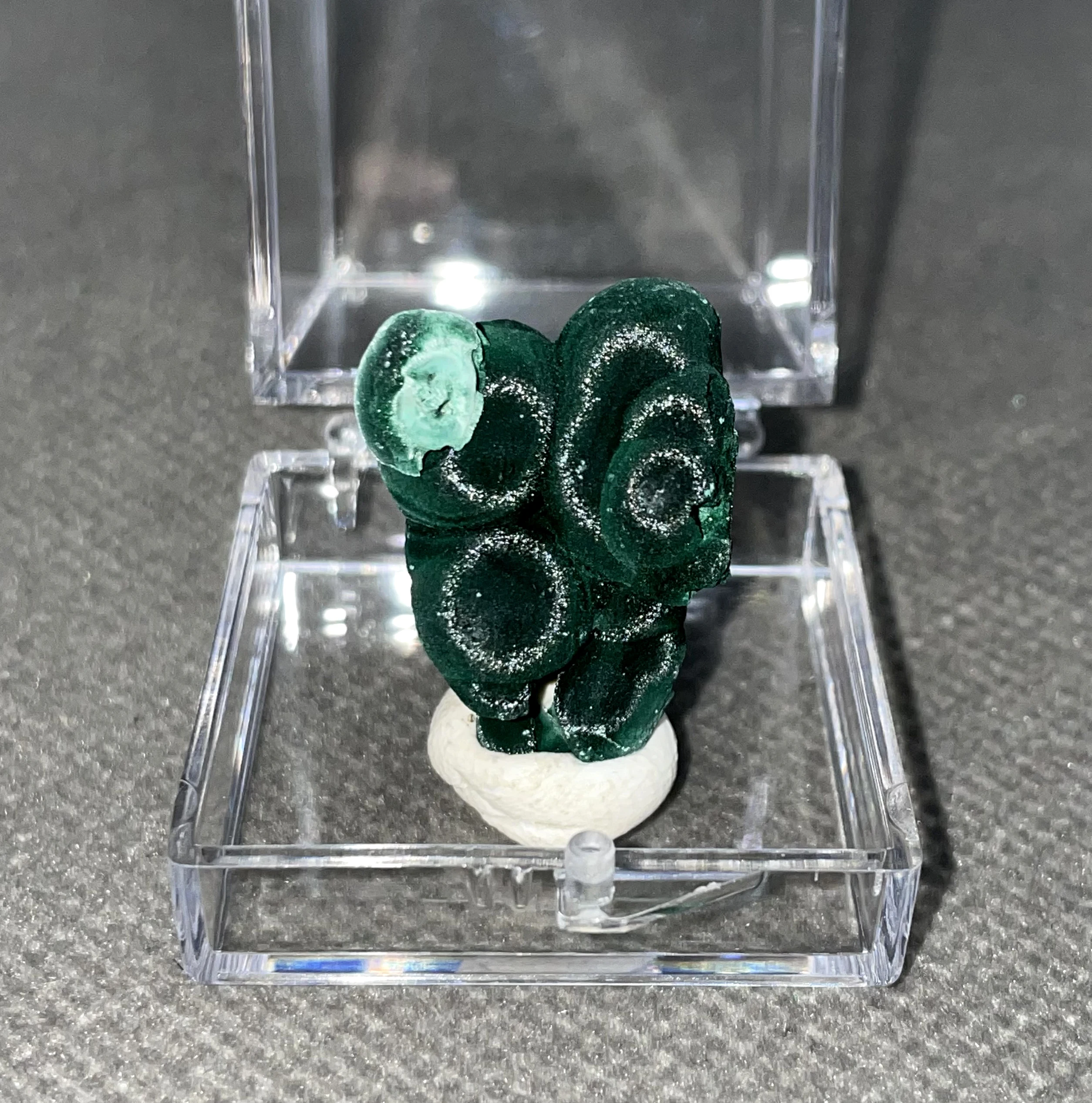 

BEST! 100% Natural velvet malachite mineral specimen crystal Stones and crystals Healing crystal + box size 3.4cm