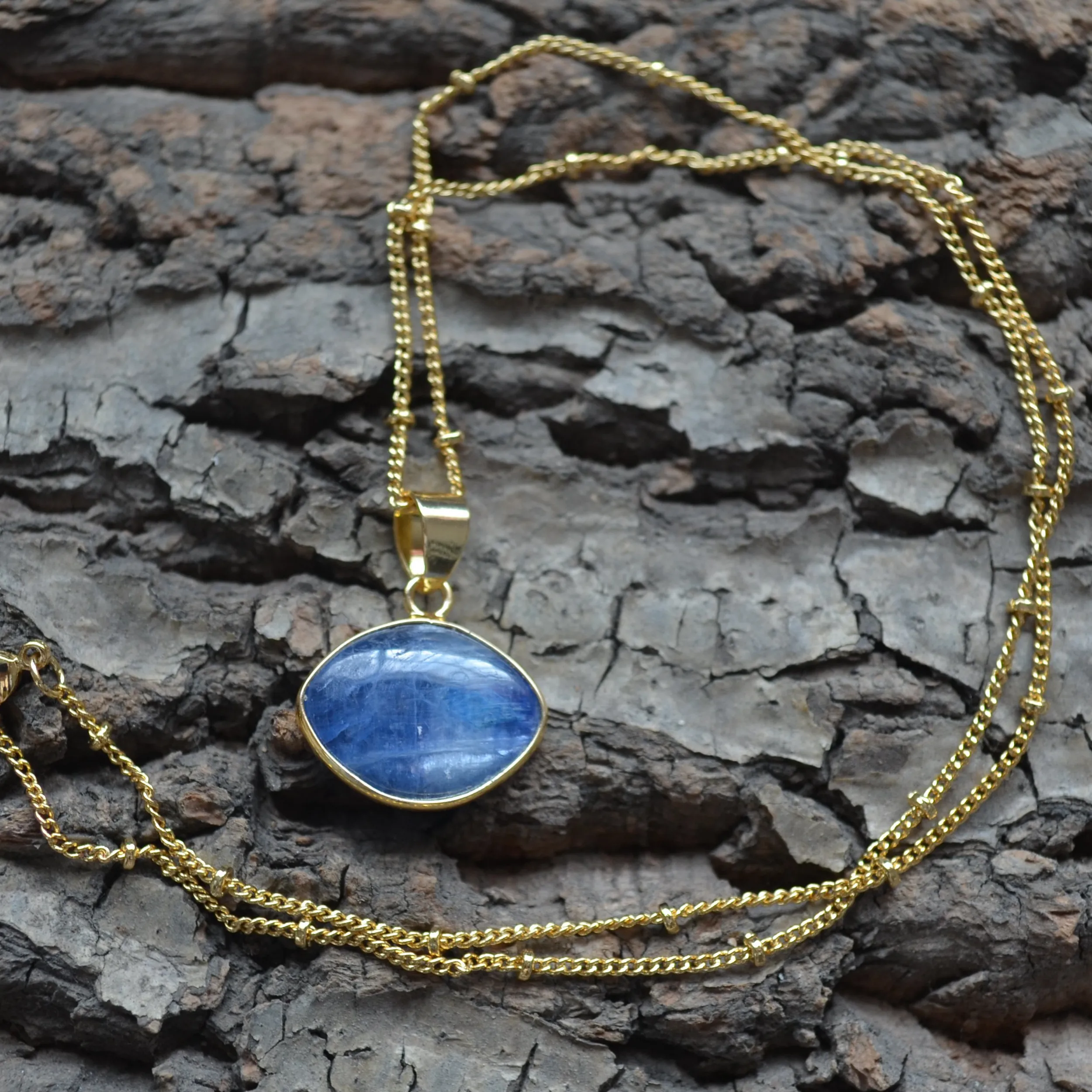 

Nature Kyanite pendant healing necklace Fashion blue quartz jewelry