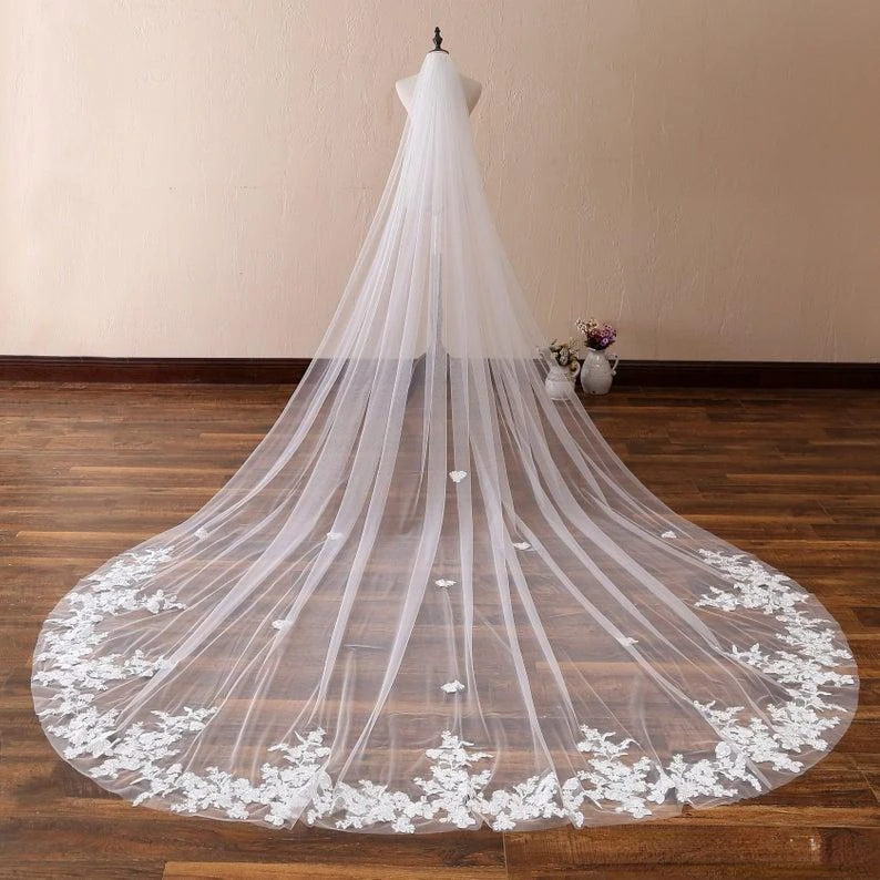 

Cheap Wedding Veils With Comb Lace Chapel Length Appliques Edge Bridal Veils White One Layers Custom Made Long Wedding Veil