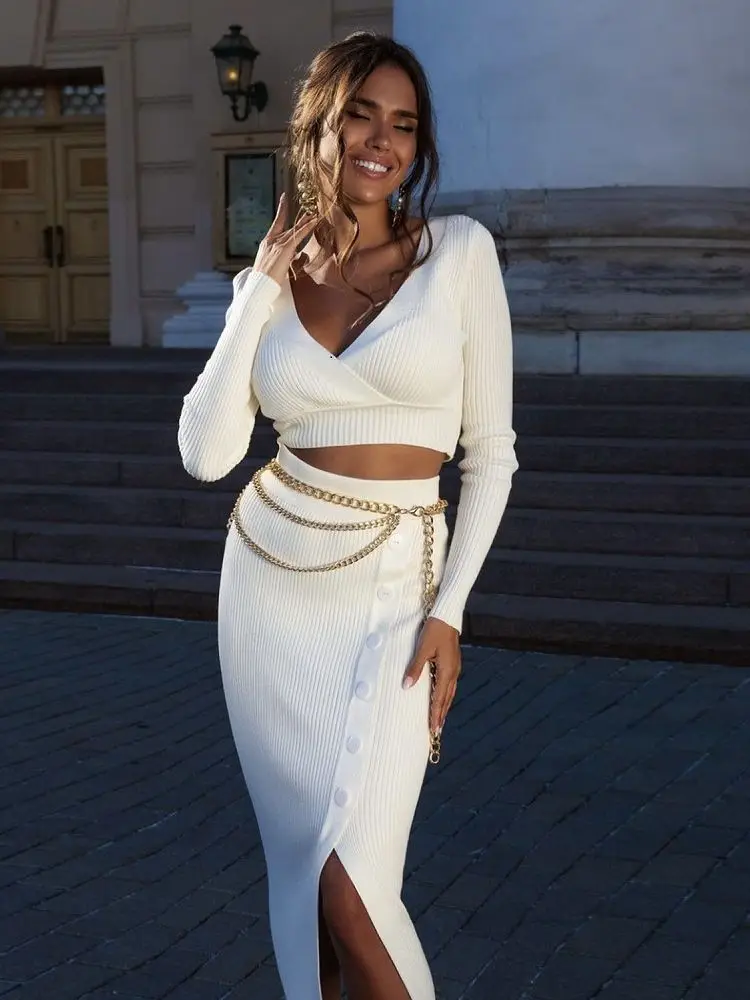 Женский трикотажный комплект из двух предметов предметов: свитер и юбка с