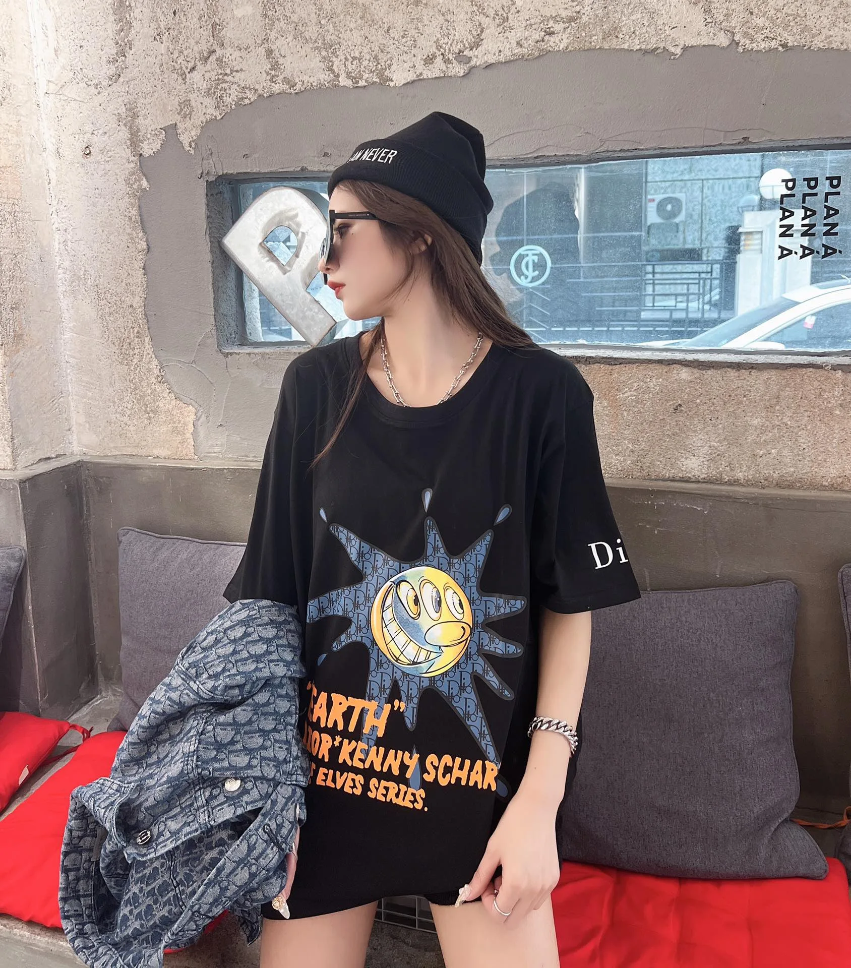 

The new T-shirt, made of 210 grams of supple double cotton fabric, feels soft and comfortable, with novel graffiti patterns and