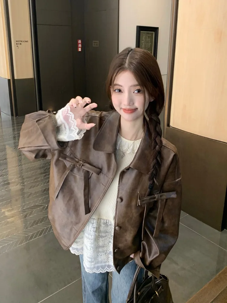 Куртка женская кожаная с бантом на осень и зиму