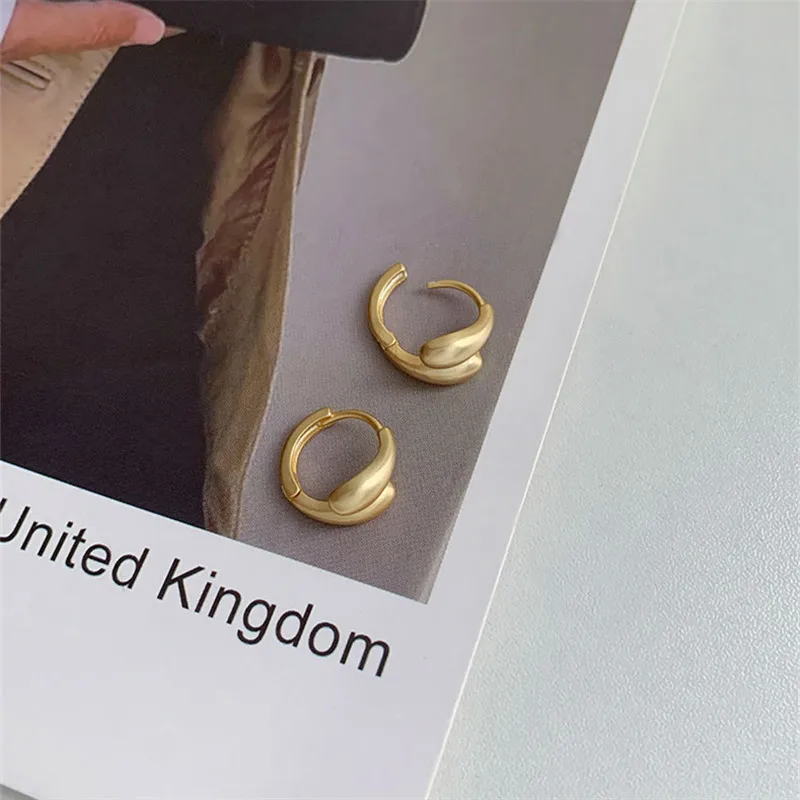 Серьги-гвоздики из металла в европейском и американском стиле