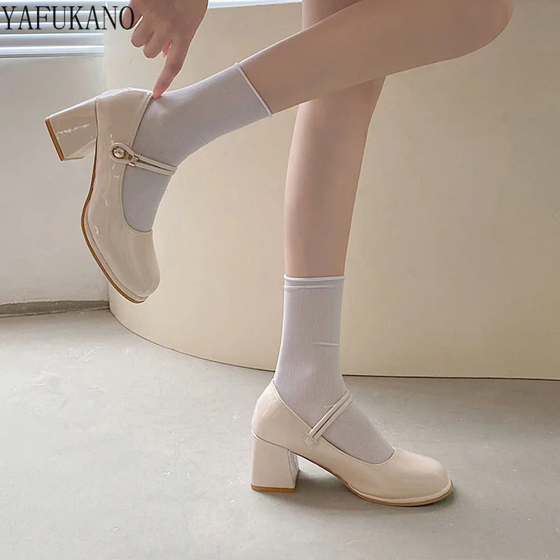 

Туфли-лодочки в стиле Мэри Джейн из лакированной кожи, на квадратном каблуке