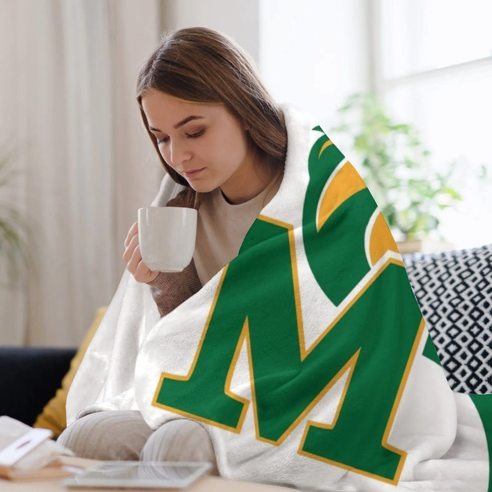 Декоративное одеяло для пациентов Marywood University