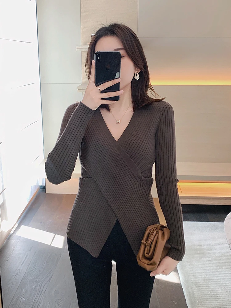 Женский трикотажный пуловер с V-образным вырезом универсальный облегающий