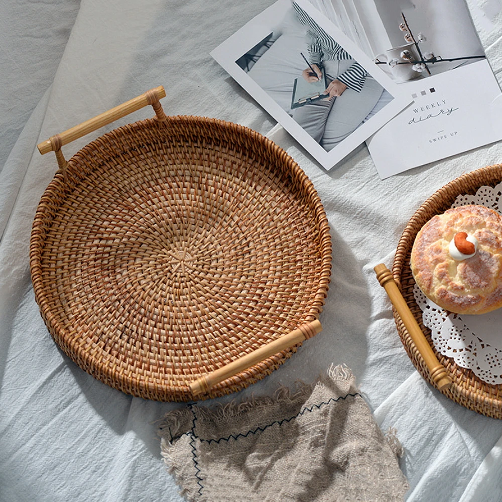 

Handwoven Rattan Storage Tray Basket With Wooden Handle Fruit Cake Snacks Round Basket Tray Dinner Serving Trays Kitchen Supplie