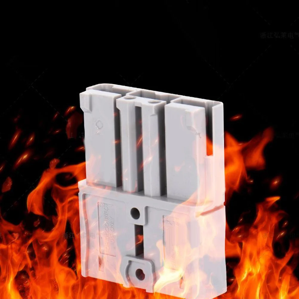 Двухполюсный разъем заряженный и подключенный к разъему для литиевой батареи