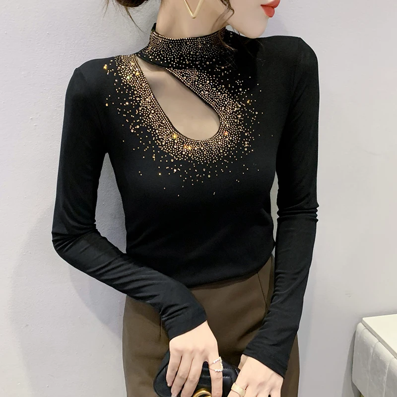 Женская хлопковая футболка с длинным рукавом, черная ажурная футболка с высоким воротником и бриллиантами, модель 9077 в европейском стиле на весну и осень Женская хлопковая футболка с длинным рукавом, черная ажурная футболка с высоким воротником и бриллиантами, модель 9077 в европейском стиле на весну и осень