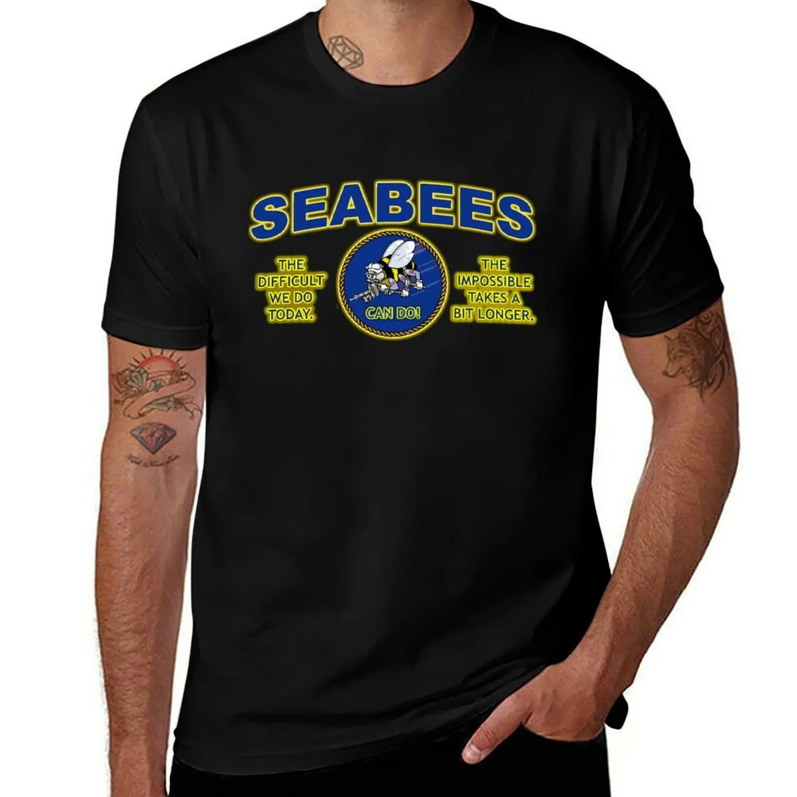 Фото Футболка с принтом THE DIFFICULT WE DO TODAY - SEABEES в стиле стрит-арт №1
