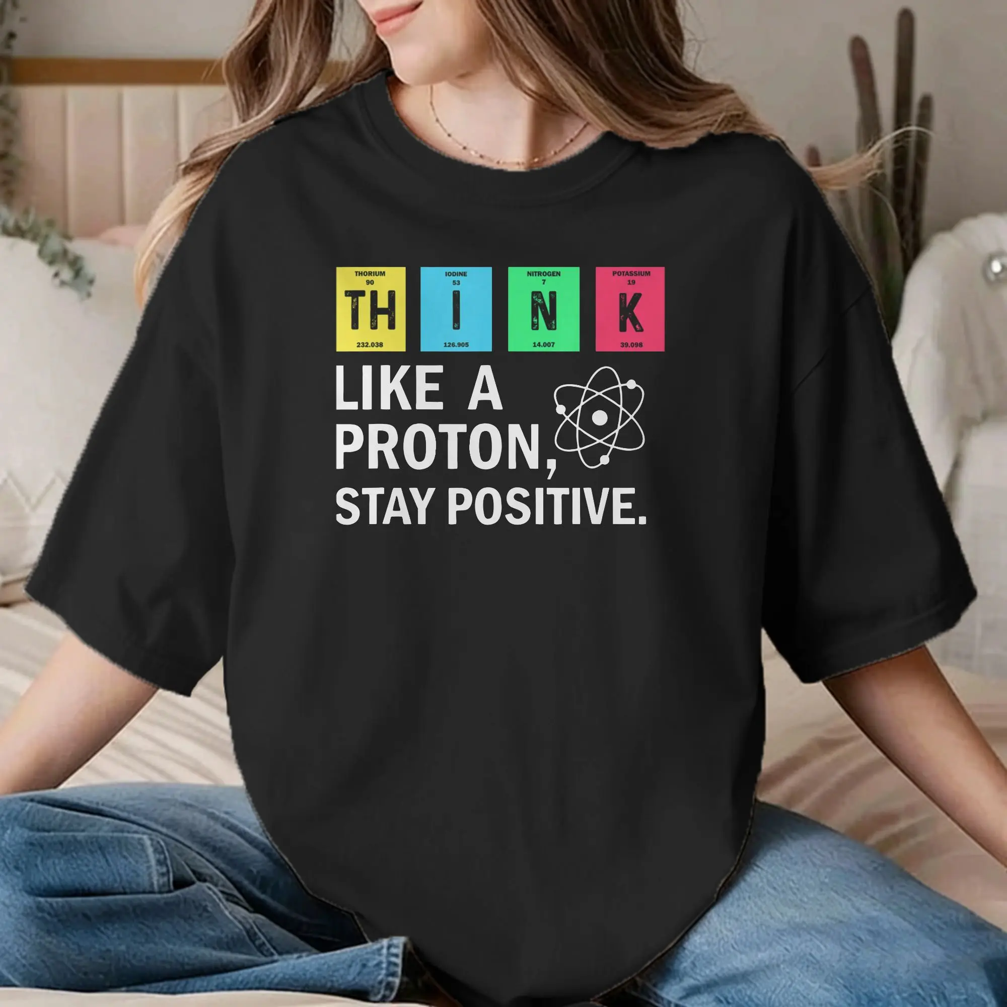 Фото Футболки Think Like A Proton Stay Positive Science для мужчин и женщин, потрясающие футболки с круглым вырезом, хлопковая одежда больших размеров №1