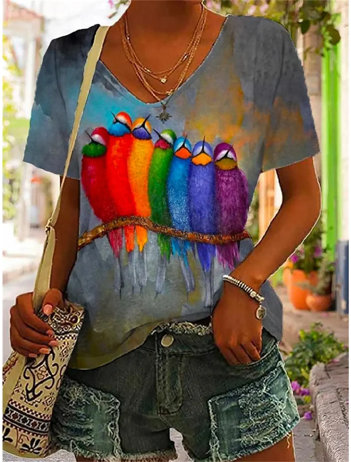 

Женская футболка с V-образным вырезом и принтом птиц