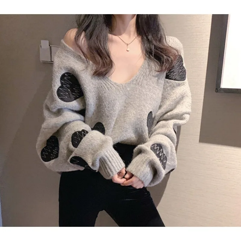 

Женский трикотажный свитер с V-образным вырезом и вышивкой