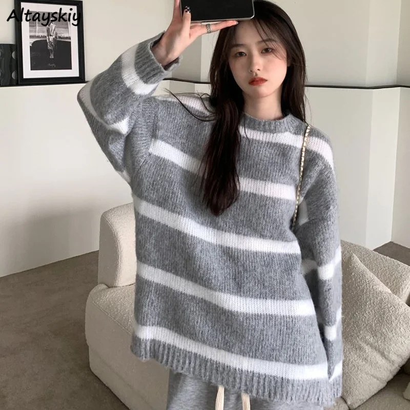 

Пуловер женский полосатый свободного покроя с круглым вырезом и длинным рукавом