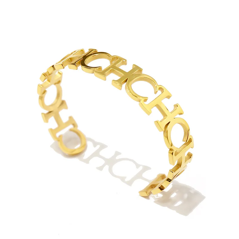 

Серьги с-образным открытым браслетом с ажурной надписью на Ближнем Востоке