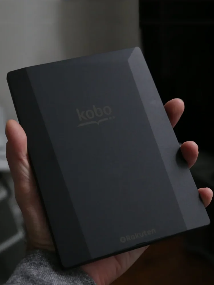 Фото Электронная книга Kobo Aura H2O с экраном 6,8 дюйма, разрешением 265ppi, регулируемой подсветкой, 4 ГБ памяти и слотом для SD-карты, водонепроницаемое устройство для чтения электронных книг №5