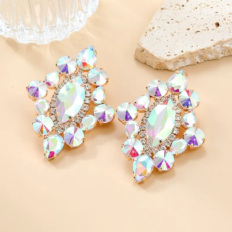 Женские серьги-гвоздики в виде цветов