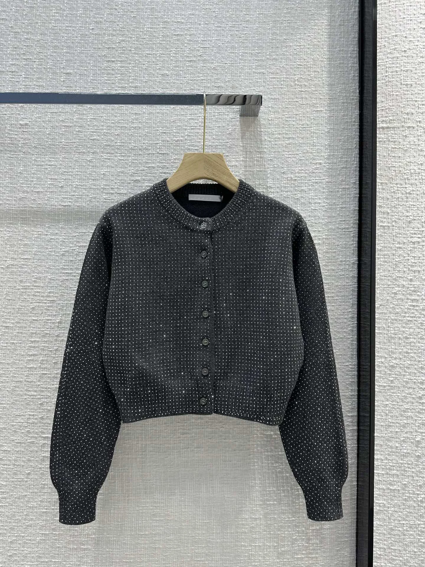 

2023 Autumn and winter new models! Advanced grey short full diamond knitted cardigan, full star hot diamond process super shine!