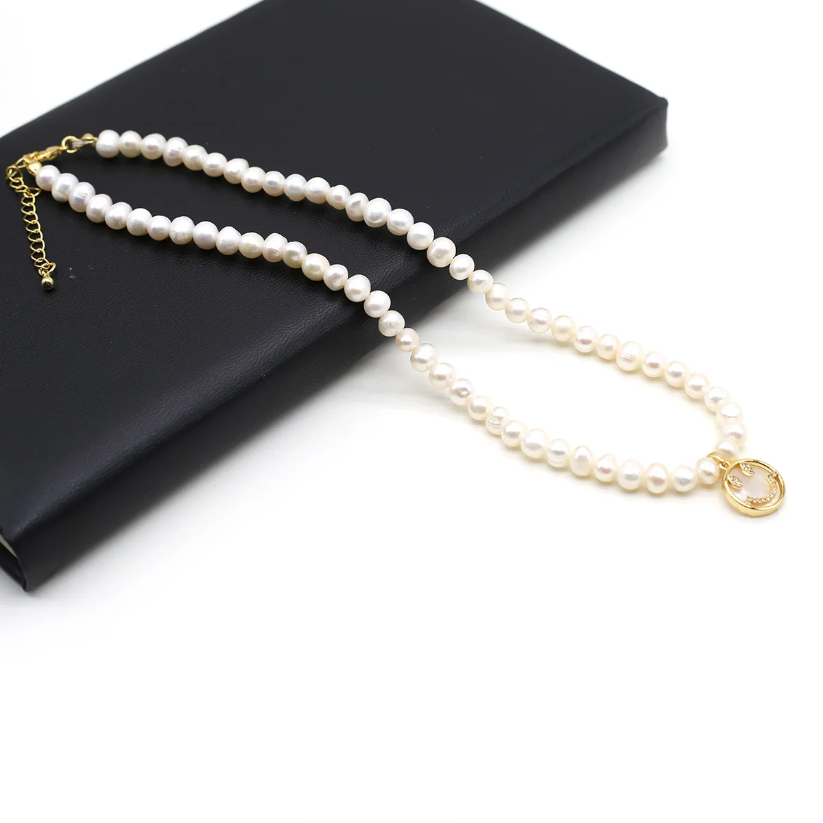 

Natural Freshwater Pearl Round Bead Necklace Smiley Pendant Pearl Bead Necklace for Women Jewerly Party Gift Length 37cm