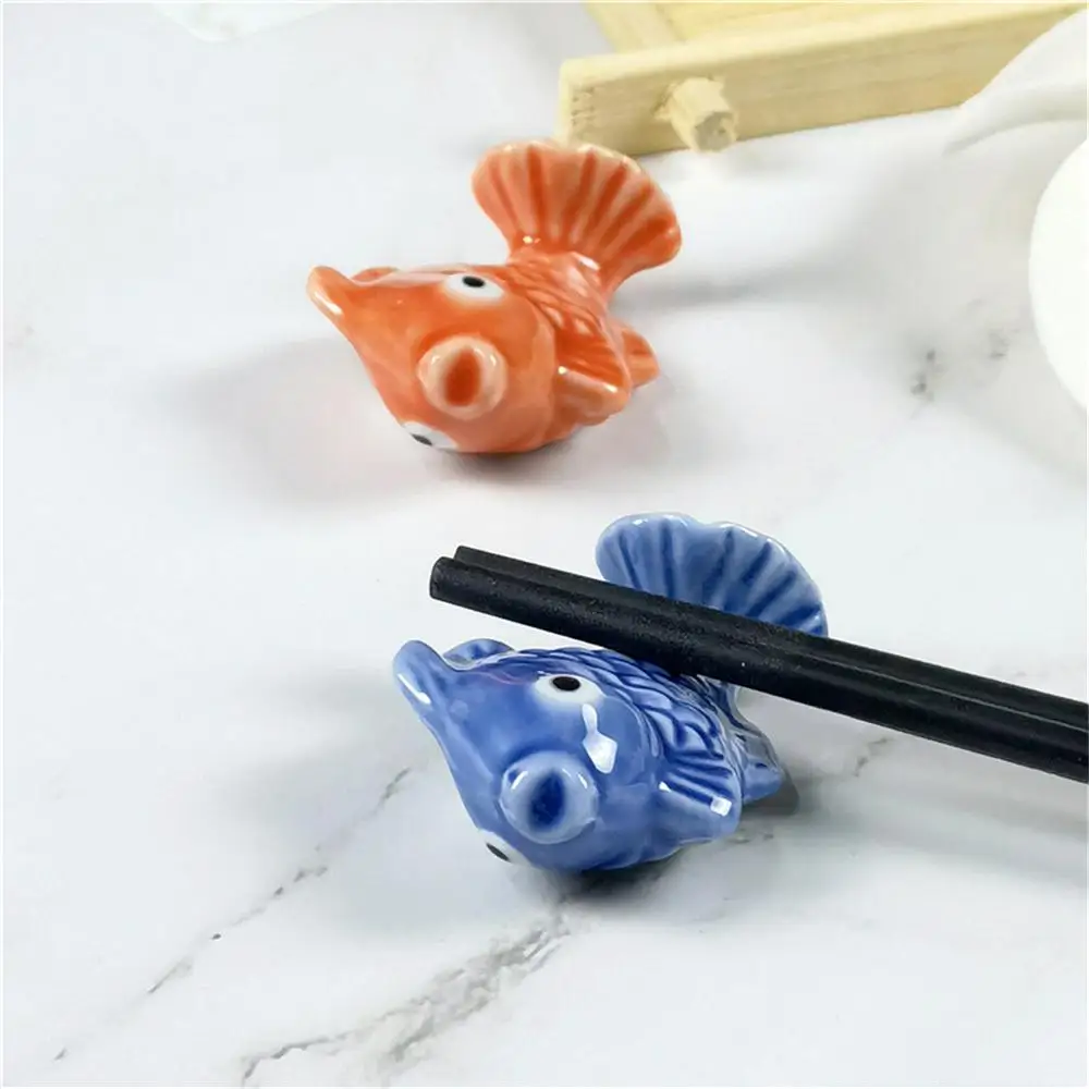 

1PC Creativity Ceramic Chopsticks Stand Fish-Shape Fork Spatula Rack Japanese Style Chopsticks Pillow Holder Kitchen Utensil