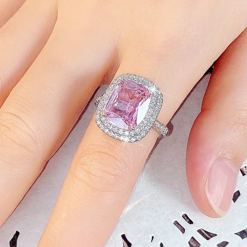Женское обручальное кольцо с розовым муассанитом и фианитом роскошное