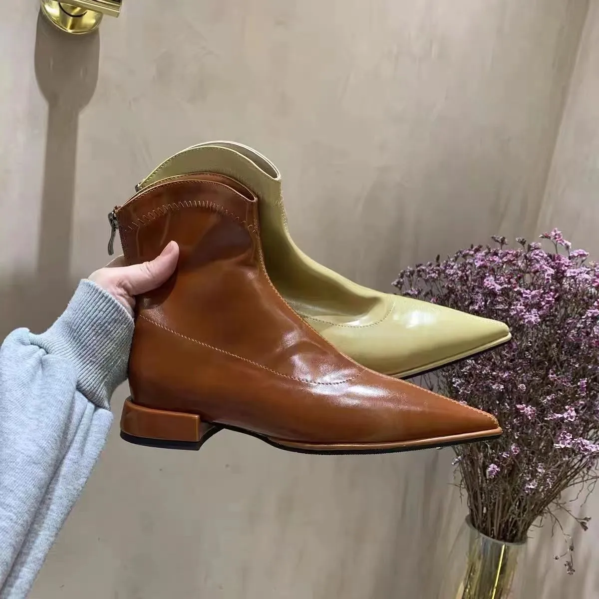 Женские ботинки челси на низком каблуке с острым носком