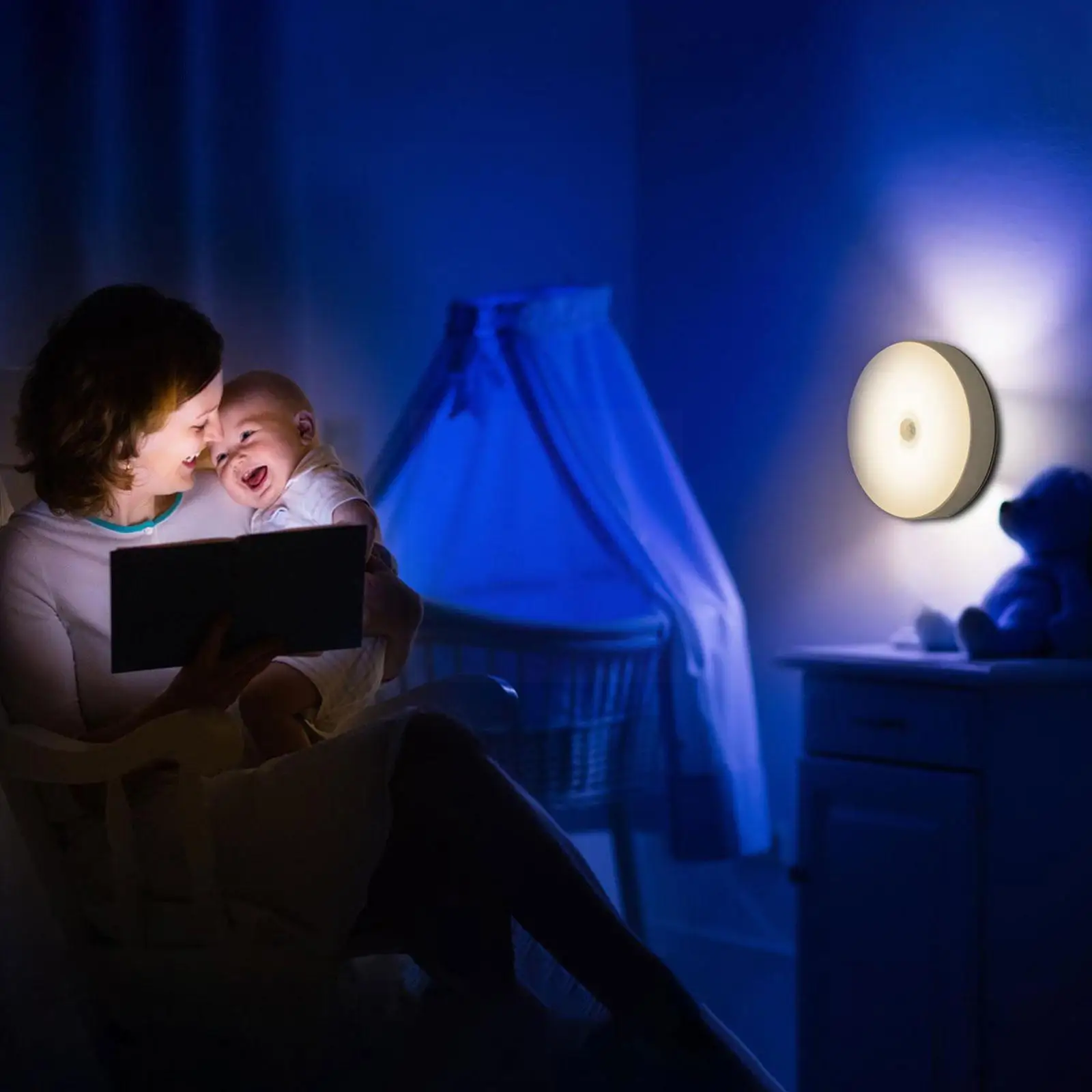 Женщина с младенцем. Мама читает сказку. Картинка мама будит ребёнка. Чтение на ночь детям. Мама читает ребенку.