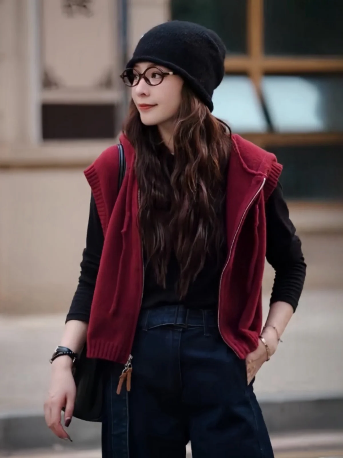 Дизайнерский вязаный жилет без рукавов с двойной молнией и капюшоном на осень