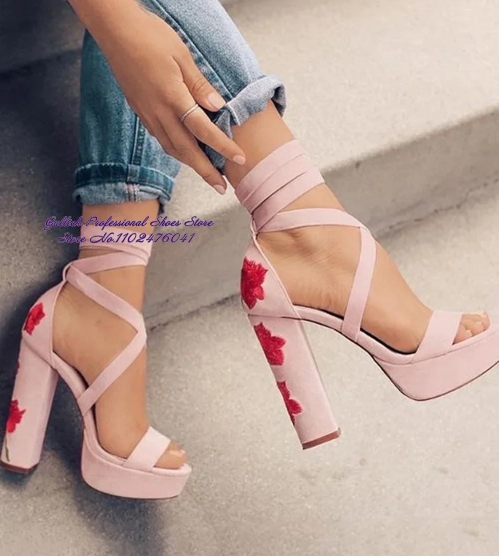 Женские босоножки на массивном каблуке с красными цветами и вышивкой розовые