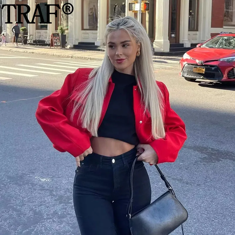 Женский короткий пиджак с длинным рукавом в офисном стиле