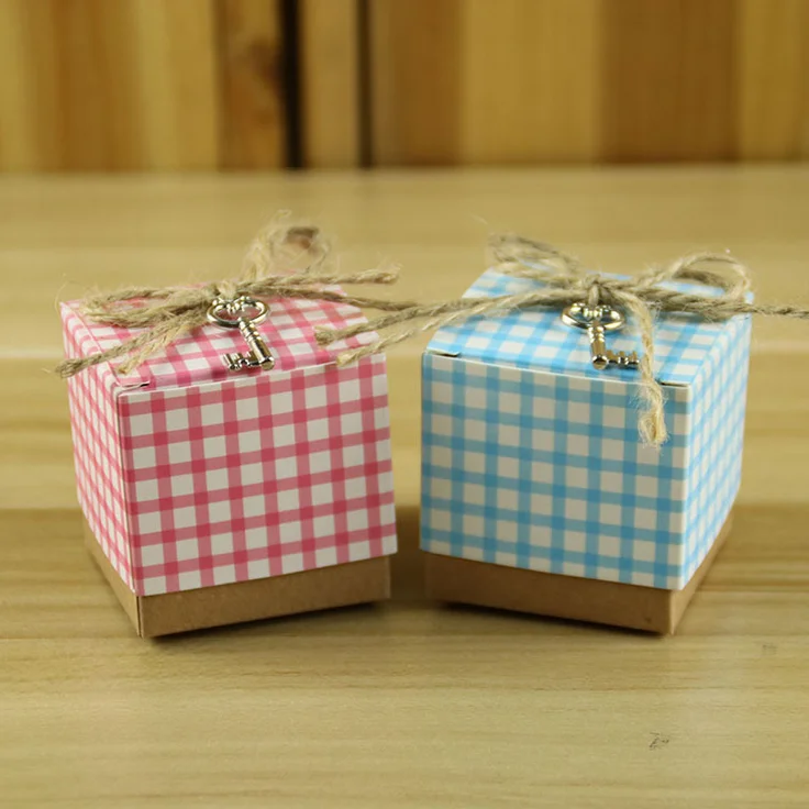 

100pcs Pink / Blue Plaid Square Kraft Paper Wedding Favors Candy Boxes Chocolate Boxes Party Gifts Box + Ropes & Keys