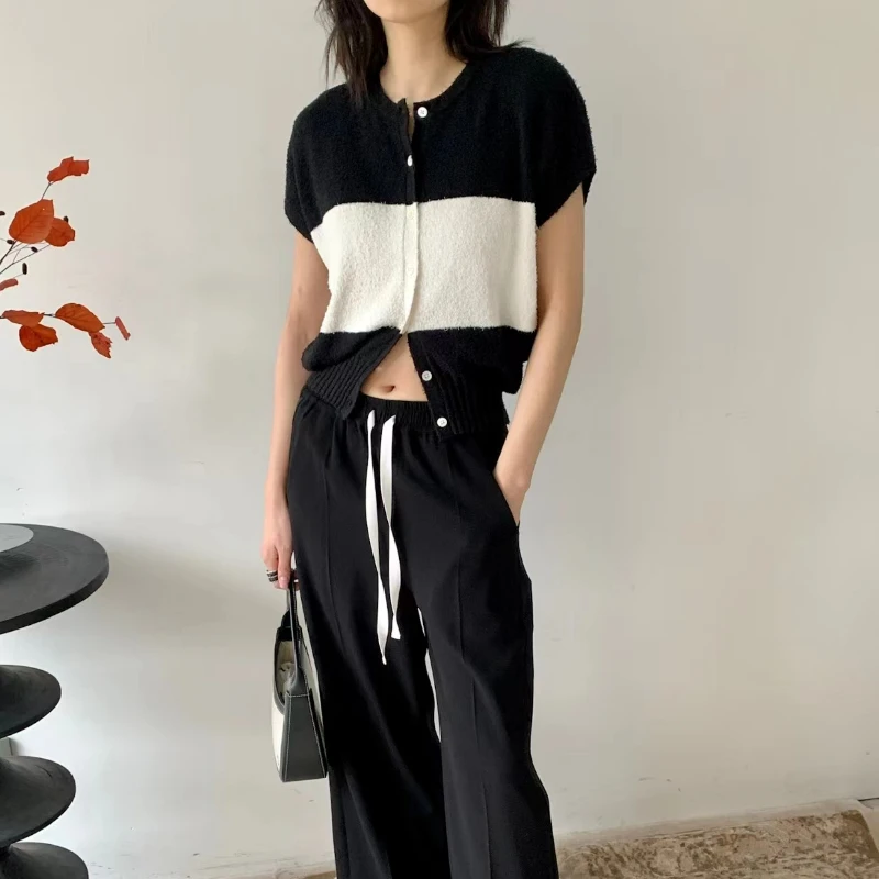 

2023 Spring and Summer New Women Black and White Color Knitted Casual Sleeveless Cardigan