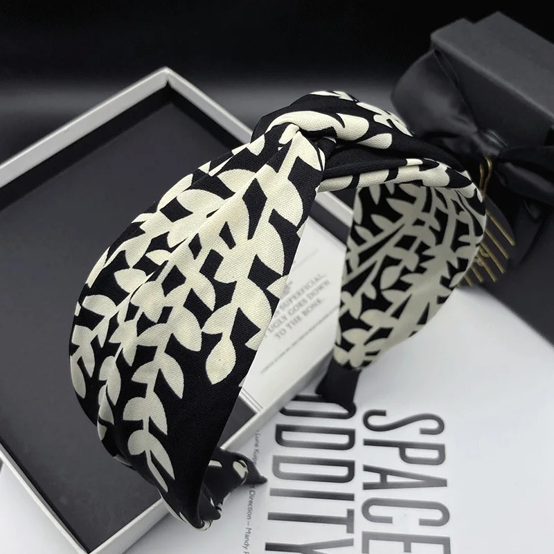 

Elegant branches and leaves, high skull top, hundred straps and headbands