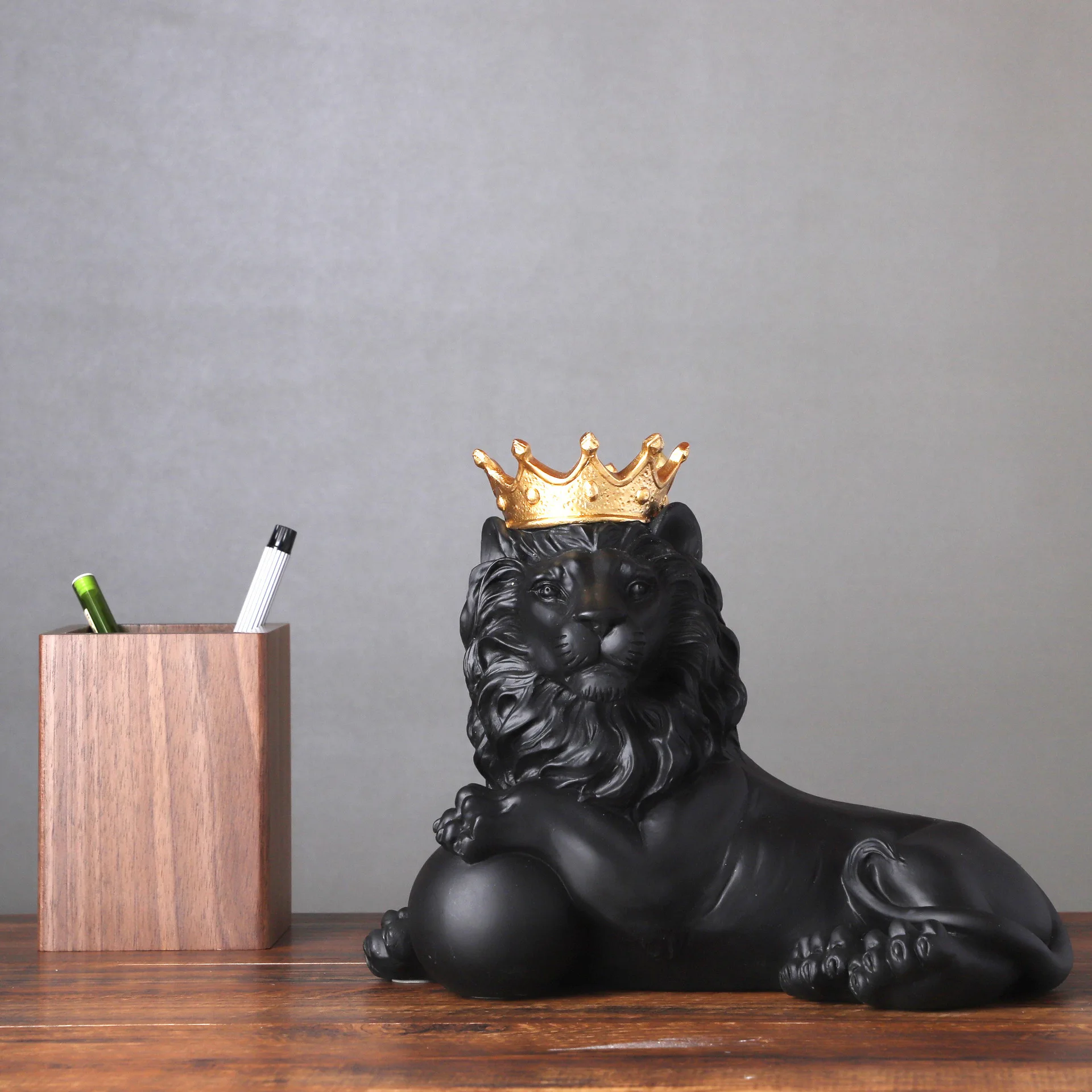 

New reclining crown lion ornaments home TV cabinet office decorations