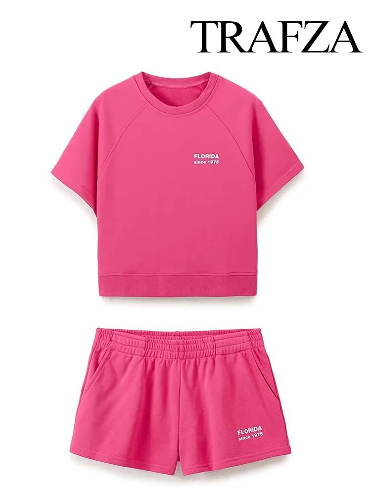 Костюм женский трикотажный из футболки с круглым вырезом и карманов высокой