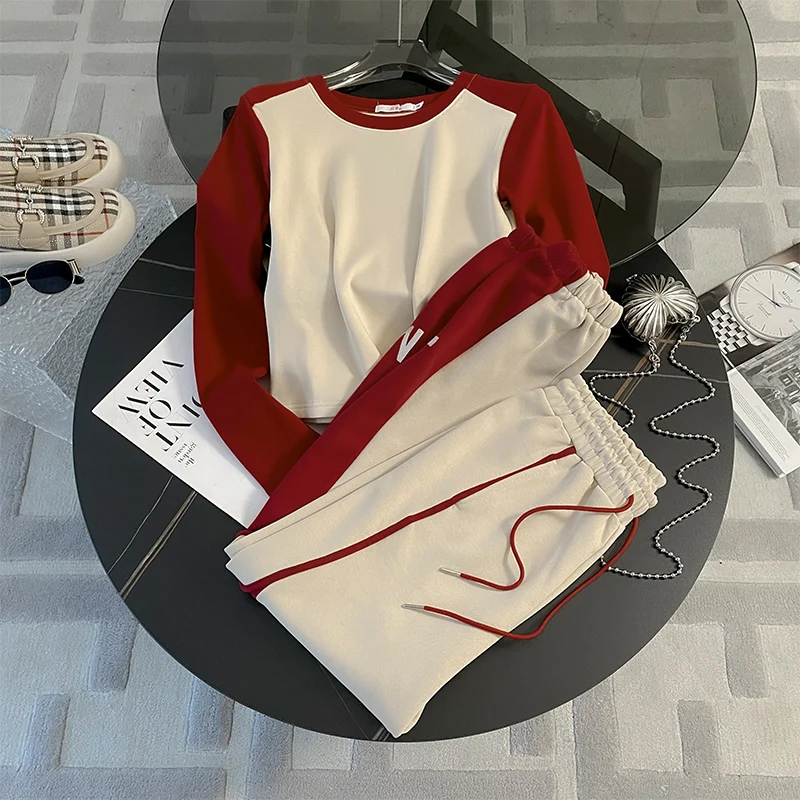 Женский спортивный костюм из двух предметов